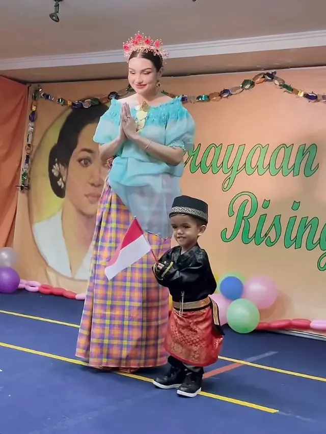 Nurah Syahfirah Istri Teuku Rafly Pasha Kenakan Baju Bodo saat Temani Putranya Rayakan Hari Kartini. [@nourahsheivirah]
