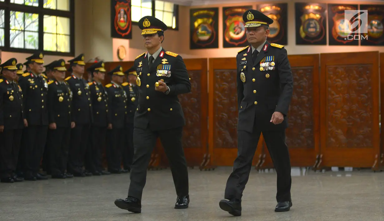 Komjen Pol Ari Dono Sukmanto dan Inspektur Jenderal Polisi Arief Sulistyanto pada acara Serah Terima Jabatan (Sertijab) Wakapolri dan Kabareskrim di Mabes Polri, Jakarta, Jumat (17/8). (merdeka.com/Imam Buhori)