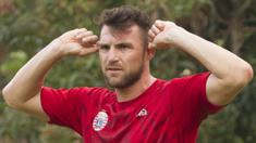 Striker Persija Jakarta, Marko Simic memegang kedua kupingnya saat latihan di Lapangan Sutasoma, Jakarta, Senin (12/3/2018). Persija berlatih jelang laga Piala AFC melawan Song Lam Nghe An. (Bola.com/Asprilla Dwi Adha)