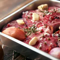 Daging sapi yang sedang dimarinasi dengan rempah-rempah (Foto Dok: Freepik/bublikhaus).