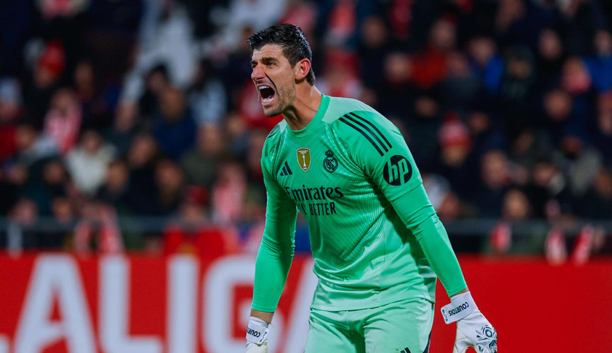Kiper Real Madrid, Thibaut Courtois, berteriak memberikan arahan kepada rekannya saat menghadapi tuan rumah Girona pada laga lanjutan La Liga 2025/2026 di Montilivi, Senin (1/12/2025) dini hari WIB. (AP Photo/Joan Monfort)