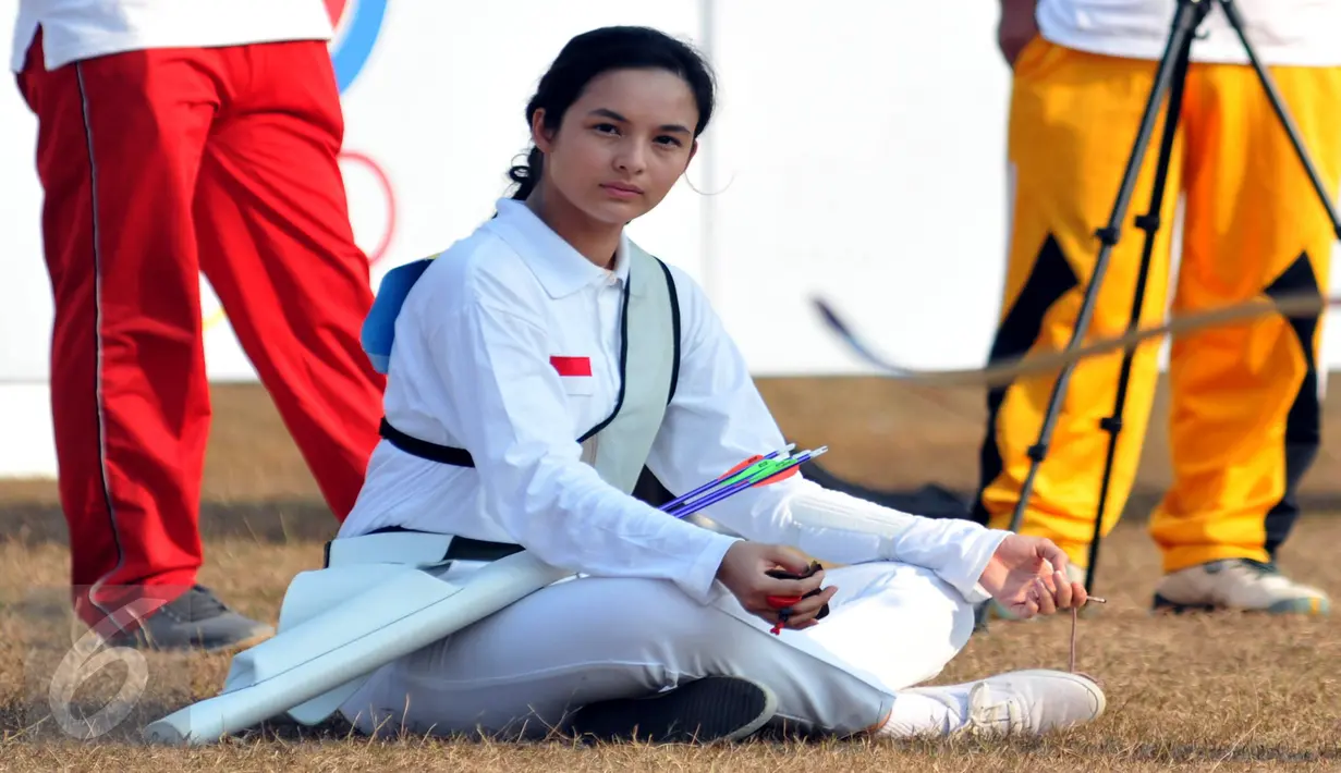 Pemain film sejarah olahraga berjudul 3 Srikandi ini salah satunya diperankan oleh Chelsea Islan sebagai atlet pemanah saat ditemui dilokasi syuting di Buperta Cibubur, Jakarta Timur, Jumat (24/7/2015). (Liputan6.com/Panji Diksana)