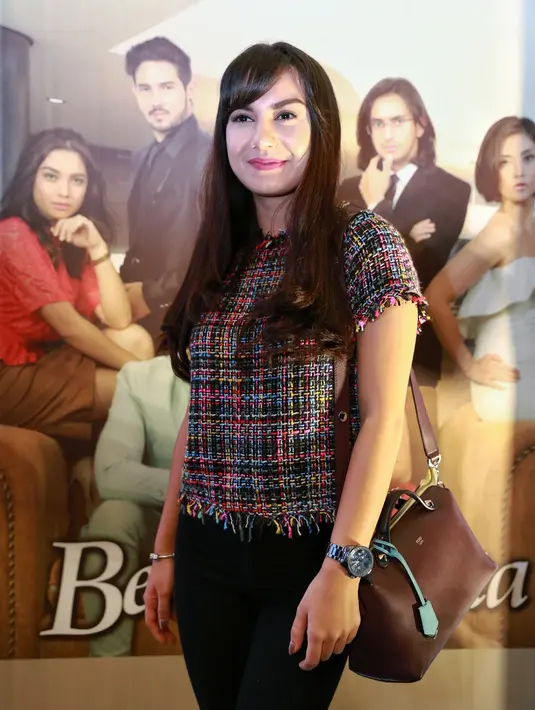 Moment valentine kali ini, ia berharap bisa mendapatkan hadiah cokelat dari orang-orang terdekatnya. Saat didesak, ia tidak mau menjelaskan siapa sosok lelaki tersebut. (Adrian Putra/Bintang.com)