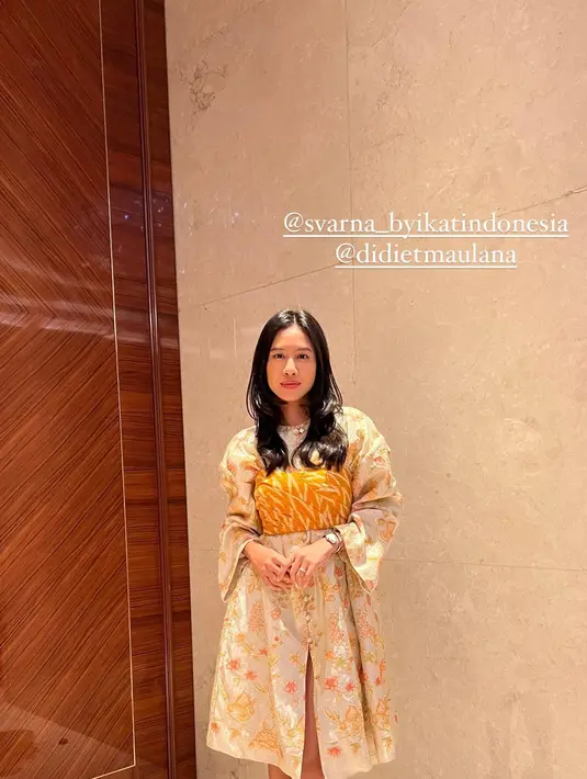 Shenina Cinnamon terlihat cerah dengan shirt dress bordir dan crop top wastra sebagai luaran [@sheninacinnamon]