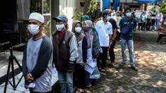 Warga mengantre untuk menerima vaksin Pfizer dosis pertama di Kecamatan Beji, Depok,Rabu (1/9/2021). Pemerintah Kota Depok menggelar program Gebyar Vaksinasi Covid-19 secara serentak di 11 kecamatan di Kota Depok. (Liputan6.com/Johan Tallo)