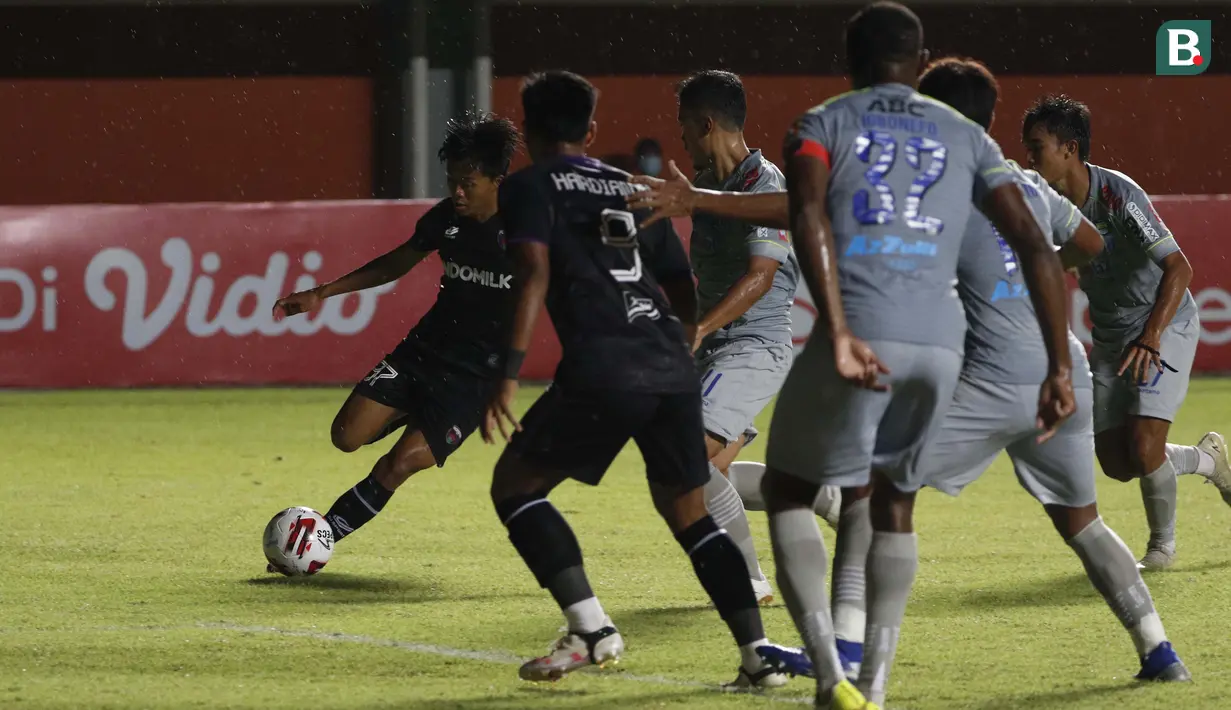 Bukan tanpa perlawanan,pemain Persita Tangerang, Moh. Edo Febriansyah (kiri) pun sempat menyulitkan Persib Bandung. (Bola.com/Ikhwan Yanuar)