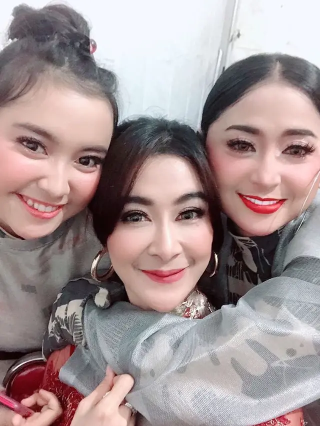 5 Potret Keakraban Dewi Persik dan Uut Permatasari, Dekat Sejak Dulu