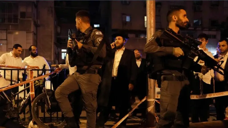 Polisi mengamankan lokasi kejadian di mana seorang pria melancarkan tembakan kepada warga sekitar di Bnei Brak, Israel, pada 29 Maret 2022. (Foto: AP/Oded Balilty)