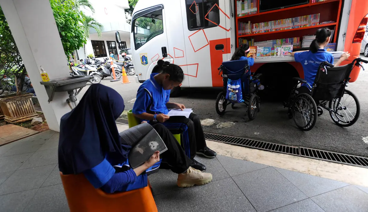 Dalam kegiatannya perpustakaan keliling masyarakat juga diajak untuk aktif membaca serta dengan bercerita. (merdeka.com/Arie Basuki)