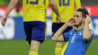 Gelandang Italia, Alessandro Florenzi, bereaksi setelah  gagal memanfaatkan peluang ke gawang Swedia pada laga leg kedua play-off Piala Dunia 2018, di Stadion San Siro, Selasa (14/11/2017) dini hari WIB. (AFP/Miguel Medina).