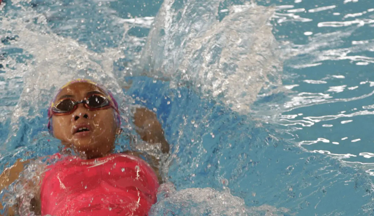 Perenang Indonesia, Inka Nur Fadilah, saat mengikuti Jakarta Open 2019 di Stadion Aquatic, Jakarta, Jumat (27/9). Turnamen ini merupakan Kualifikasi PON XX Papua dan seleksi akhir Tim Renang SEA Games 2019. (Bola.com/Vitalis Yogi Trisna)
