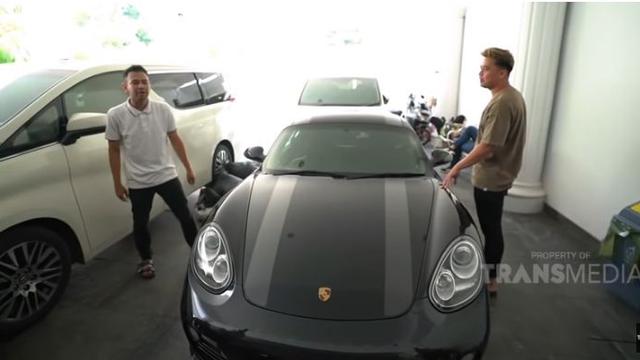 Koleksi mobil Iis Dahlia dan Suami