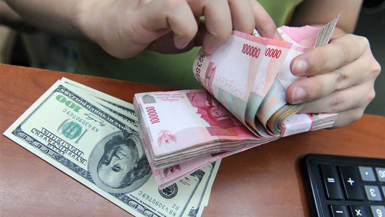 Tiga Perbedaan Fisik Uang Kertas Rupiah dan Dolar AS