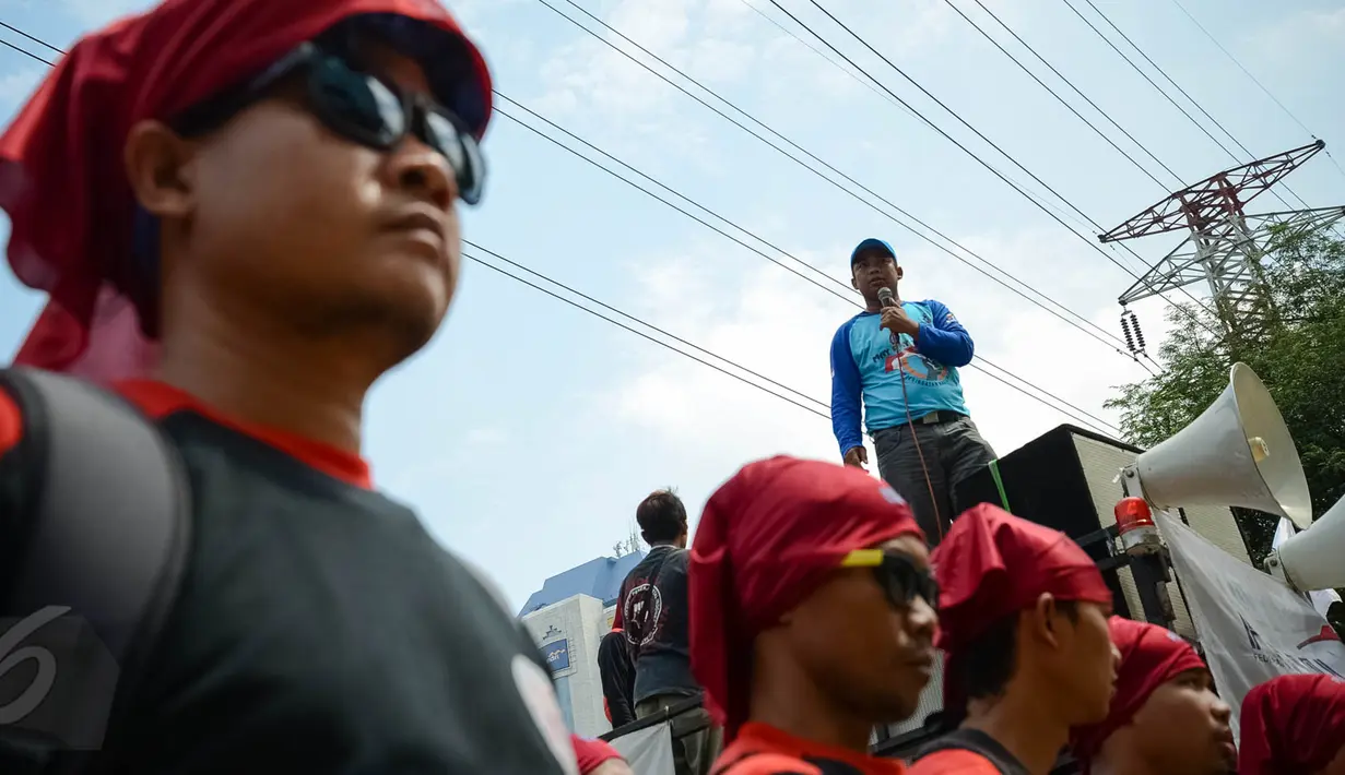 Massa yang tergabung dalam Federasi Serikat Pekerja Metal Indonesia (FSPMI) menggelar aksi di depan kantor BPJS Ketenagakerjaan, Jakarta, Kamis, (4/6/2015). Mereka menolak iuran sebesar 1,5 persen sesuai usulan Apindo. (Liputan6.com/Faizal Fanani)