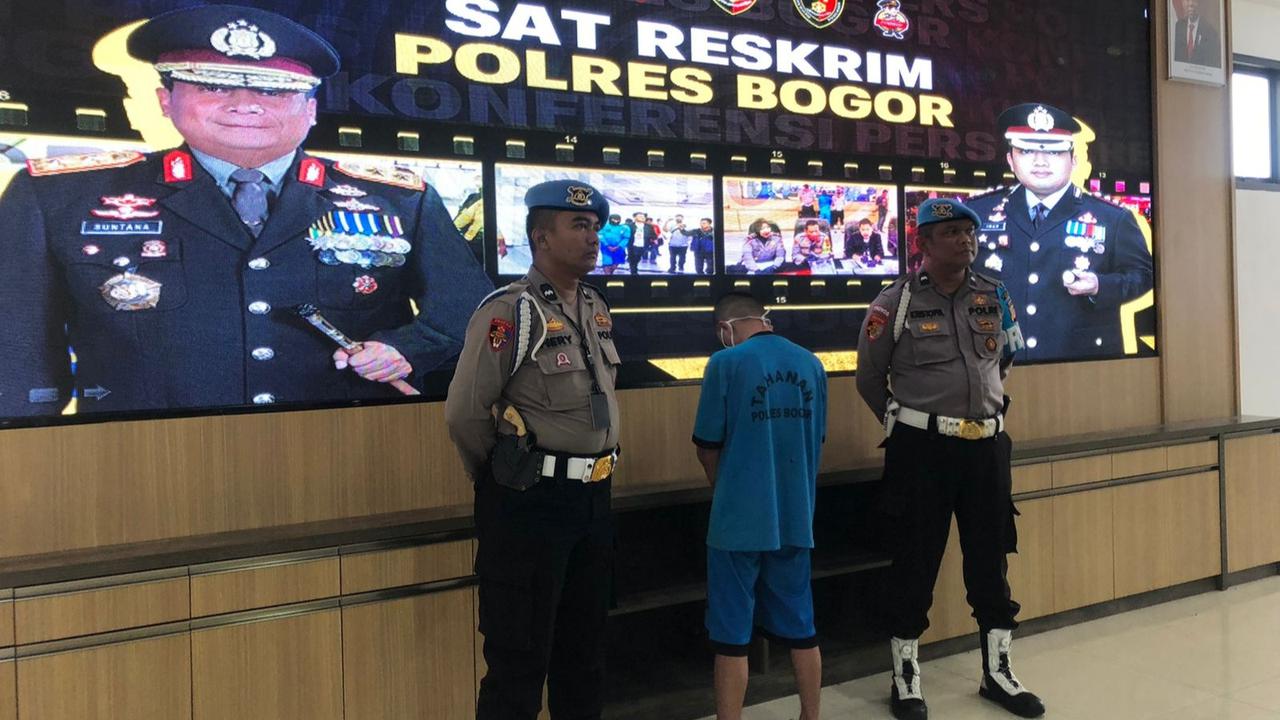 Polisi menangkap seorang pria pelaku mutilasi di Kampung Baru, Desa Singabangsa, Kecamatan Tenjo, Kabupaten Bogor. Pelaku berinisial DA (35) ditangkap saat bersembunyi di Daerah Istimewa Yogyakarta.