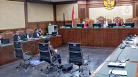 Johnny G. Plate membacakan nota keberatan atau eksepsi sebagai terdakwa kasus dugaan korupsi penyediaan infrastruktur Base Transceiver Station (BTS) 4G dan infrastruktur pendukung paket 1, 2, 3, 4, dan 5 BAKTI Kemenkominfo Tahun 2020-2022. (Liputan6.com/Angga Yuniar)