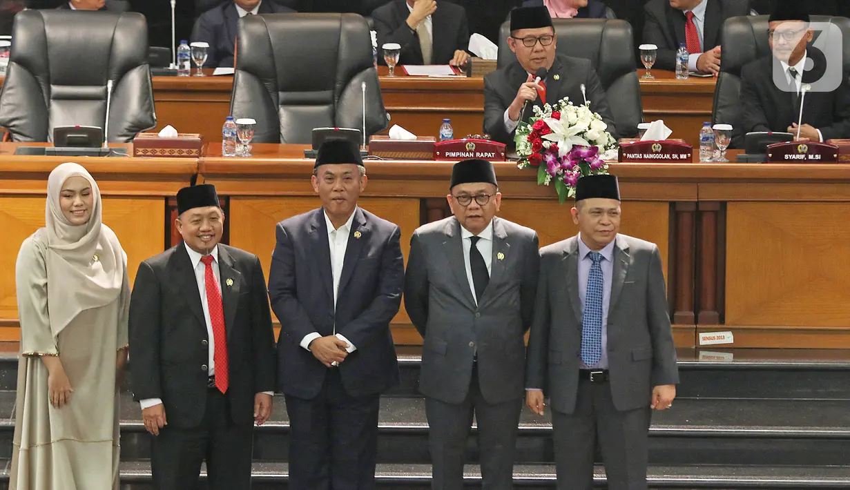 Prasetyo Edi Marsudi sebagai Ketua DPRD Jakarta periode 2019-2024 (tengah) bersama para wakil ketua DPRD DKI Jakarta berfoto bersama seusai rapat paripurna DPRD di Gedung DPRD DKI Jakarta, Kamis (3/10/2019).  (Liputan6.com/Herman Zakharia)