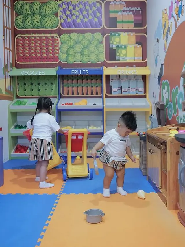 Momo Geisha mengajak anak-anaknya bermain di salah satu taman bermain Singapura. (Foto: Instagram/therealmomogeisha)