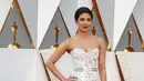 Aktris Priyanka Chopra tampil sangat elegan dan cantik di red carpet Oscar 2016 dalam balutan gaun strapless transparan berwarna putih rancangan Zuhair Murad di Hollywood & Highland Center, Hollywood, California, Minggu (28/2). (REUTERS/Lucy Nicholson)