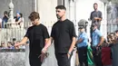 Penyerang AC Milan asal Portugal, Joao Felix (kiri), tiba di pemakaman penyerang Liverpool asal Portugal, Diogo Jota, dan saudaranya, Andre Silva, di Gereja Induk Gondomar, di pinggiran Porto, pada 5 Juli 2025. (MIGUEL RIOPA/AFP)