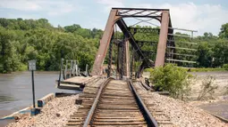 Robohnya jembatan kereta api ini terjadi pada hari Minggu, 23 Juni 2024, malam waktu setempat. (AP Photo/Josh Jurgens)
