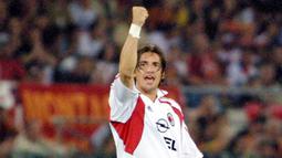 Francesco Coco - Pemain yang berposisi sebagai bek kiri ini merupakan produk asli akademi AC Milan. Namun demi memperlancar kedatangan Clarence Seedorf, Rossoneri rela melepasnya ke Inter Milan pada tahun 2002. (AFP/Gabriel Bouys)