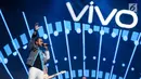 Aksi panggung vokalis Nidji, Giring dalam acara peluncuran Vivo V7 Plus di JIExpo Kemayoran, Jakarta, Kamis (28/9). Acara yang dikemas dalam konsep pagelaran musik dan drama musikal itu didukung sederet artis ternama Indonesia (Liputan6.com/Faizal Fanani)