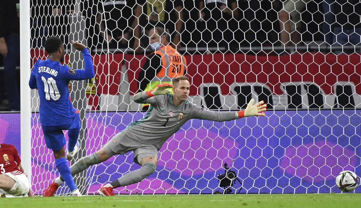 Pemain Inggris Raheem Sterling (tengah) mencetak gol ke gawang Hungaria yang dijaga kiper Peter Gulacsi pada pertandingan sepak bola Grup I kualifikasi Piala Dunia 2022 di Puskas Ferenc Arena, Budapest, Hungaria, Kamis (2/9/2021). Inggris menang 4-0. (Tibor Illyes/MTI via AP)