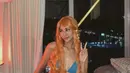 Anya Geraldine jadi Nami di anime One Piece. Gaya simple dengan bikini biru dan celana jeans, namun tetap totalitas untuk urusan makeup dan rambut dengan wig sepinggang. [Foto: Instagram @fadiljaili)