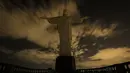 Patung Kristus Penebus terlihat padam tanpa lampu penerangan saat peringatan Earth Hour Internasional di Rio de Janeiro, Brasil (25/3). Kegiatan ini dilakukan dalam rangka memperingati hari bumi atau Earth Hour ke-10 atau 2017. (AFP/Yasuyoshi Chiba)