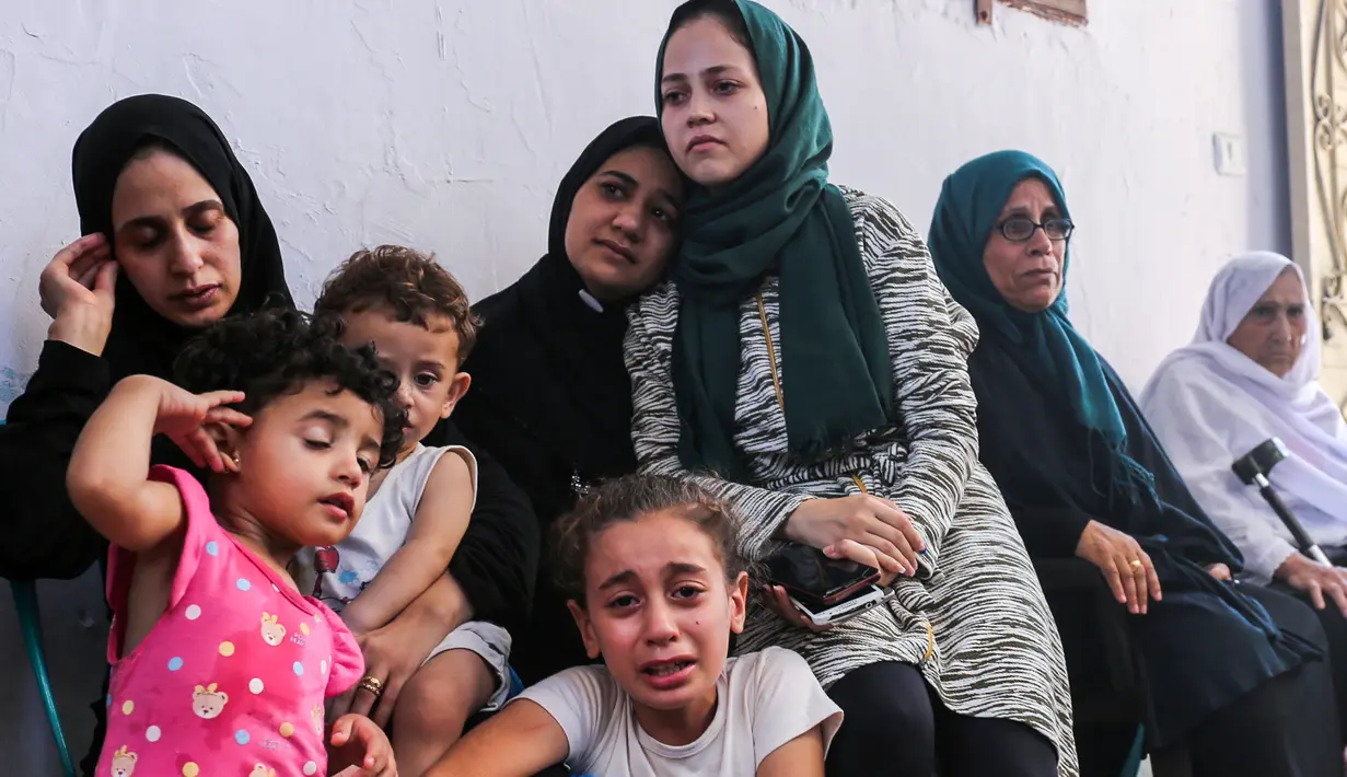 Keluarga korban paramedis Palestina, Abdullah al-Qutati yang meninggal ditembak tentara Israel berduka selama pemakamannya di Rafah, Jalur Gaza, Sabtu (11/8). (SAID KHATIB/AFP)
