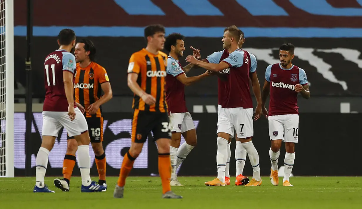 Pemain West Ham United Andriy Yarmolenko merayakan bersama rekan setimnya setelah mencetak gol ke gawang Hull City pada pertandingan Piala Liga Inggris di London Stadium, London, Inggris, Selasa (22/9/2020). West Ham United mengalahkan Hull City 5-1. (AP Photo/Alastair Grant, Pool)