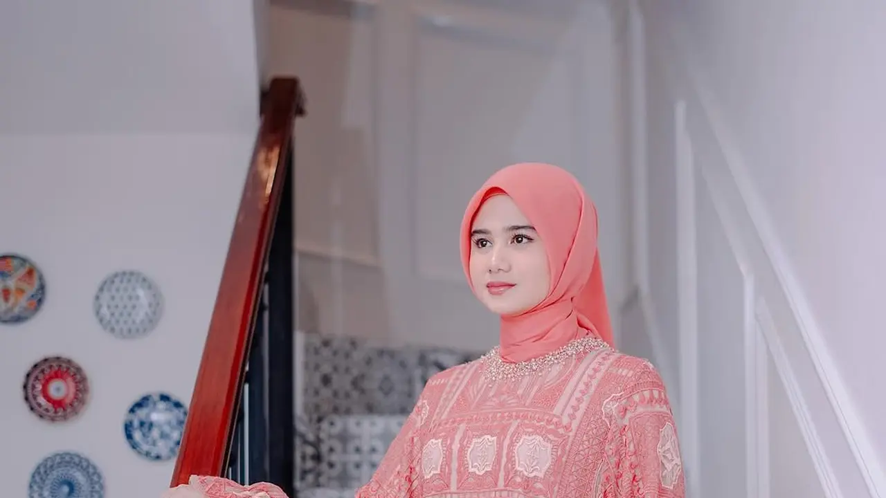 6 Pesona Anggun Tissa Biani dalam Balutan Tunik dan Hijab di Tasyakuran Rumah Baru, Dihadiri Dul Jaelani