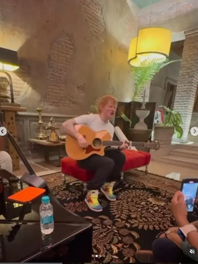 6 Potret Pertemuan Shah Rukh Khan dan Ed Sheeran, Ajari Tarian Khasnya