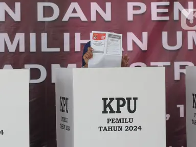 Warga mengikuti simulasi pemungutan dan penghitungan surat suara pemilu 2024 di KPUD DKI Jakarta, Senin (18/12/2023). (merdeka.com/Imam Buhori)