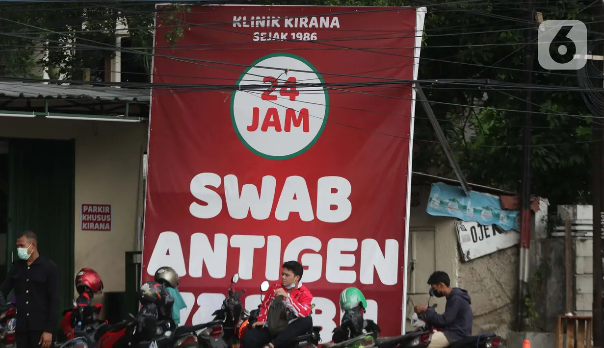 Spanduk penawaran harga tes cepat COVID-19 terpampang di salah satu klinik di Jalan Warung Buncit Raya, Jakarta, Rabu (30/6/2021). Tingginya animo masyarakat untuk melakukan tes cepat COVID-19 berimbas pada penawaran harga yang bervariasi di beberapa klinik. (Liputan6.com/Helmi Fithriansyah)