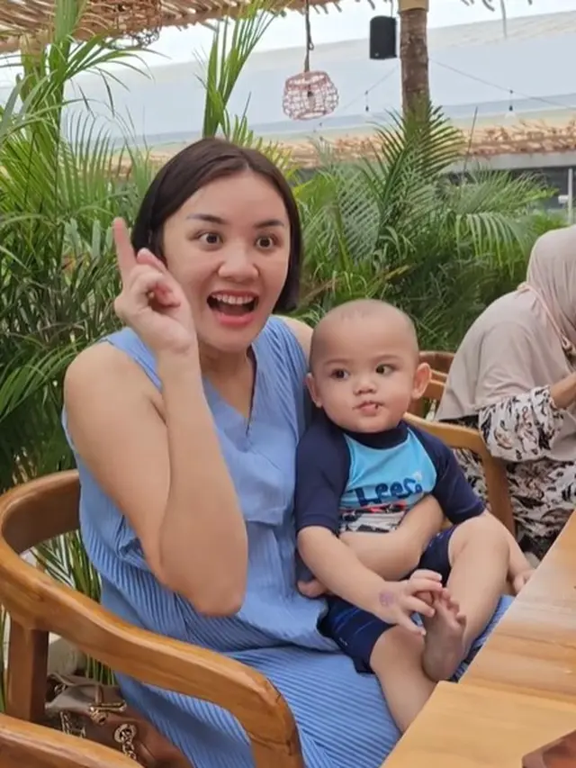 Cleopatra eks JKT48 bersama anak (Instagram/ratucleopatra20)