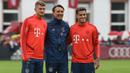 Pemain Bayern Munchen, Philippe Coutinho, foto bersama Niko Kovac dan Mickael Cuisance saat latihan perdananya di Munchen, Selasa (20/8). Bintang Brasil ini didatangkan dari Barcelona. (AFP/Christof Stache)