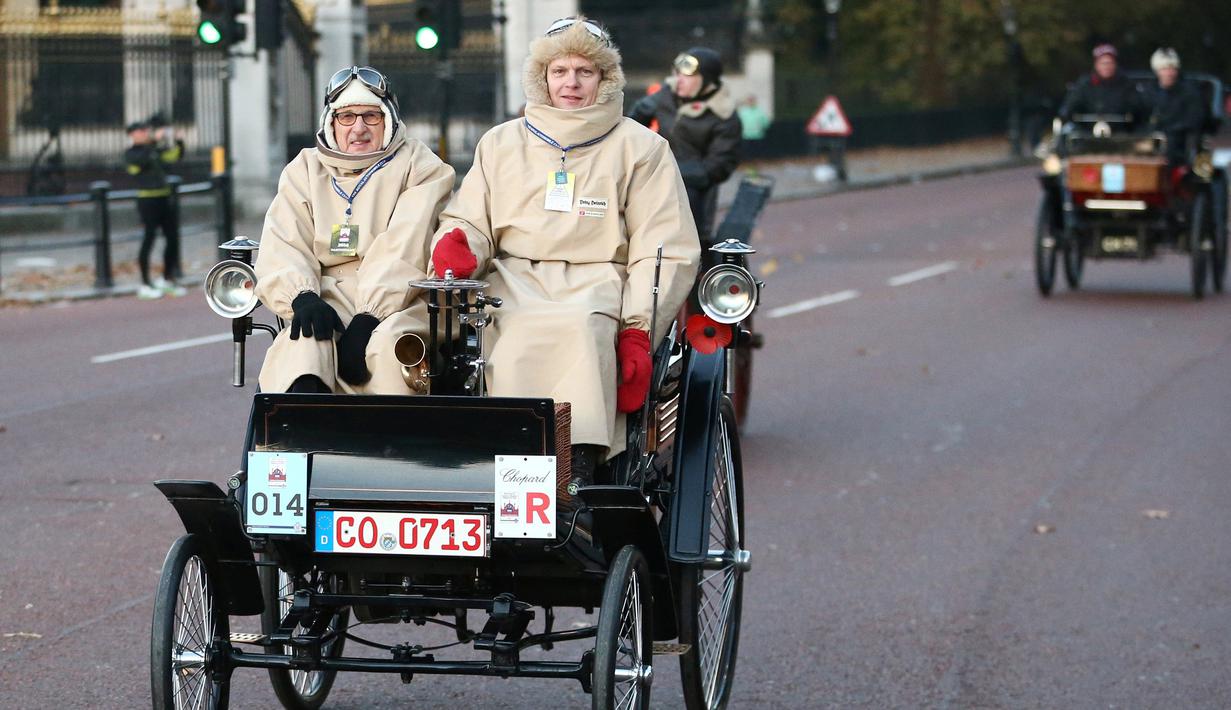 Peserta mengendarai mobil klasik tipe Benz 1898c saat mengikuti tur tahunan dengan mobil veteran dari London ke Brighton di London, Inggris (6/11). Mobil-mobil tersebut ada yang usianya sudah lebih dari 100 tahun. (Reuters/Neil Balai)