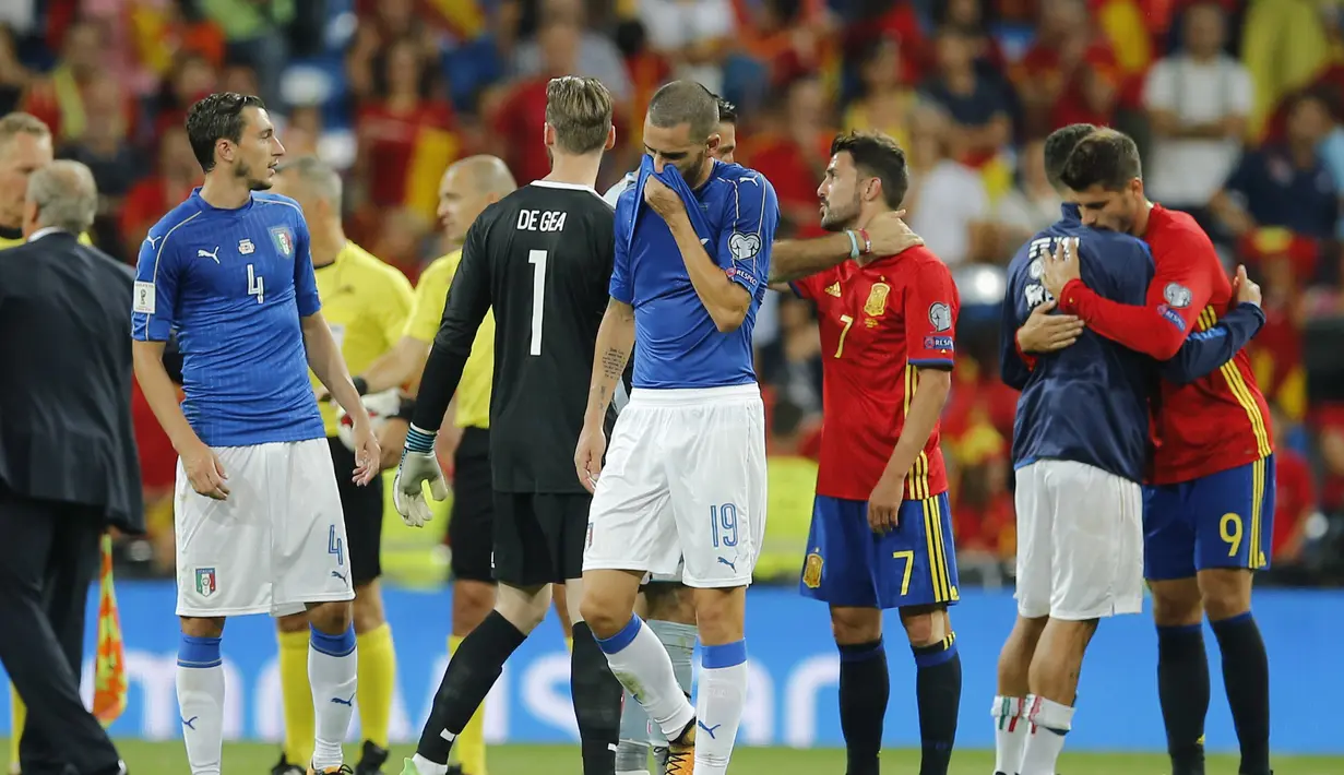 Pemain Italia, Leonardo Bonucci (tengah) tampak kecewa usai timnya kalah dari Spanyol pada  laga Grup G kualifikasi Piala Dunia 2018 di Santiago Bernabeu stadium, Madrid, (2/9/2017). Spanyol menang 3-0. (AP/Paul White)