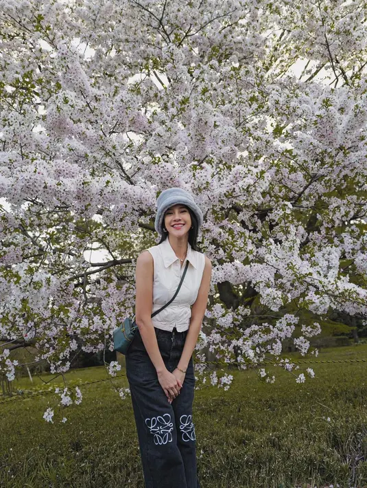 Anya Geraldine diketahui sedang berlibur ke Jepang. Penampilan terbarunya di Jepang menuai pujian, karena dinilai lebih kalem dan cantik luar biasa. [Foto: Instagram/anyageraldine]