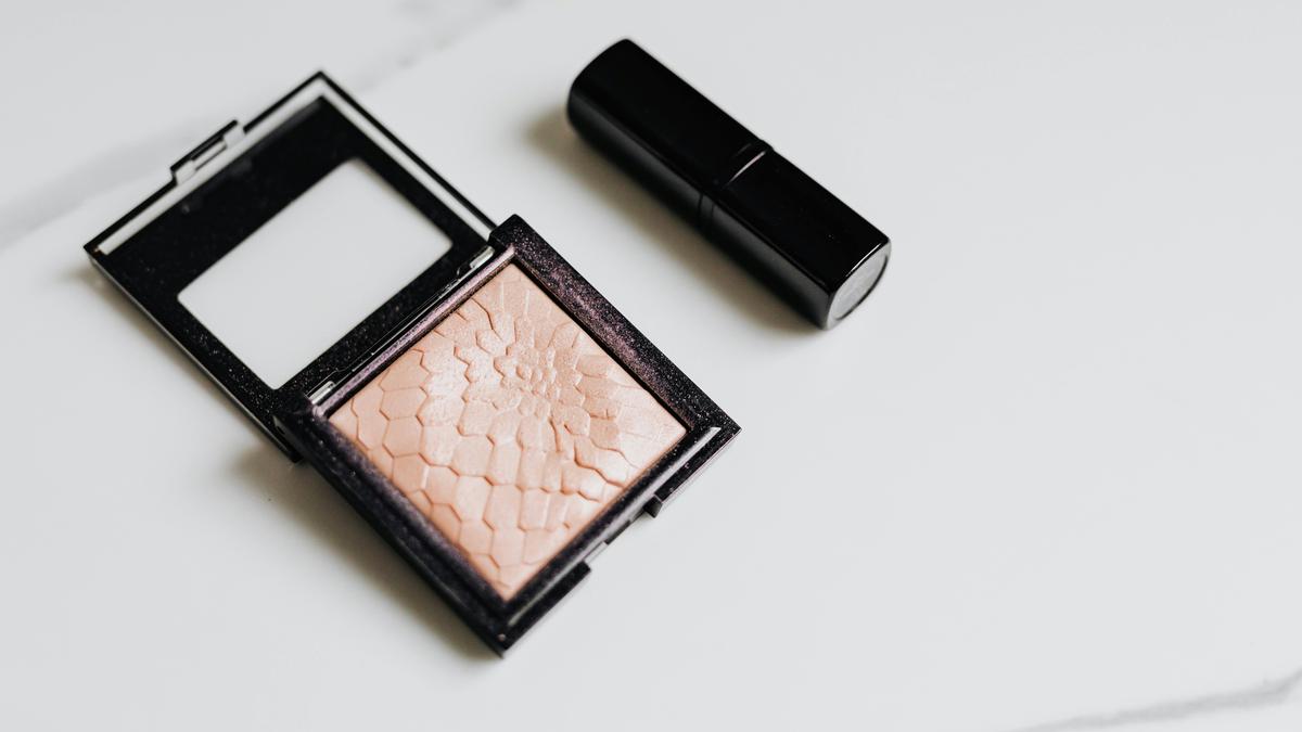 Tips Makeup Golden Hour Glow yang Pancarkan Aura Warm dan Radiant
