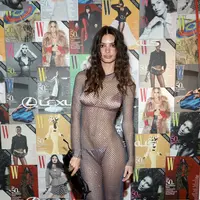 Emily Ratajkowski tampil dalam gaun Tory Burch. Ini mungkin penampilan paling berani dari Emily Ratajkowski. Foto: Vogue.