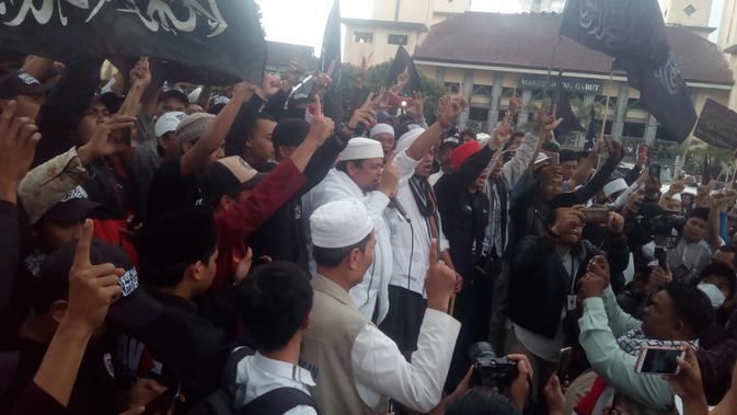 Orator Aliansi Umat Islam Bela Tauhid Ustad Haikal Hassan di tengah-tengah massa di Garut (Liputan6.com/Jayadi Supriadin)a