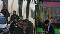 Warga Aleppo timur yang dievakuasi menggunakan bus (15/12/2016) (Reuters) 