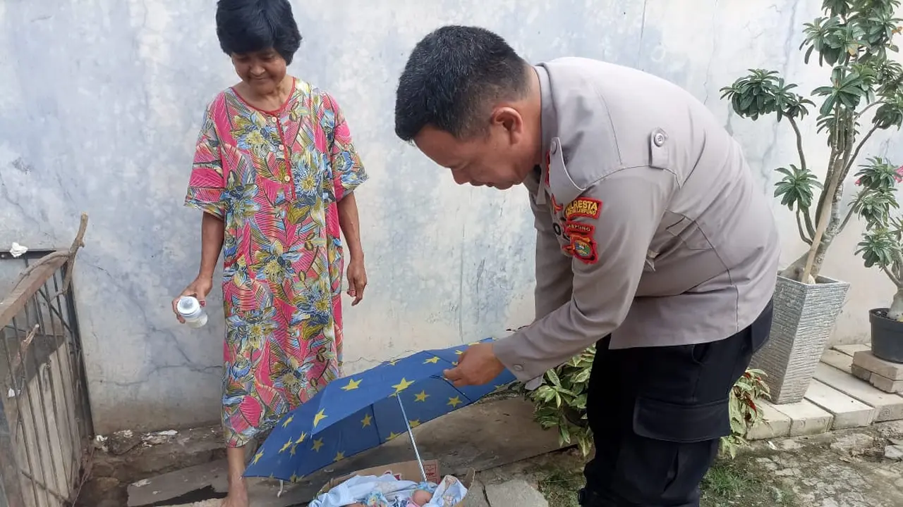 Warga menemukan bayi laki-laki terbungkus selimut di dalam kardus di depan Panti Asuhan Bandar Lampung. Foto: (Istimewa).