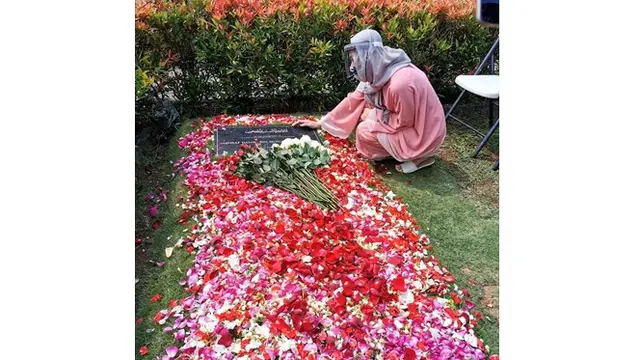Kumpul Keluarga, Ini 6 Momen Haru BCL Ziarah ke Makam Ashraf hingga Rayakan Lebaran