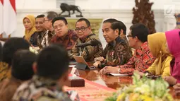 Presiden Joko Widodo berbincang dengan asosiasi pengusaha mikro, kecil dan menengah di Istana Merdeka, Jakarta, Selasa (18/6/2019). Jokowi mengatakan, pelaku UMKM di Indonesia memiliki kesempatan yang masih sangat longgar untuk mengembangkan usaha. (Liputan6.com/Angga Yuniar)