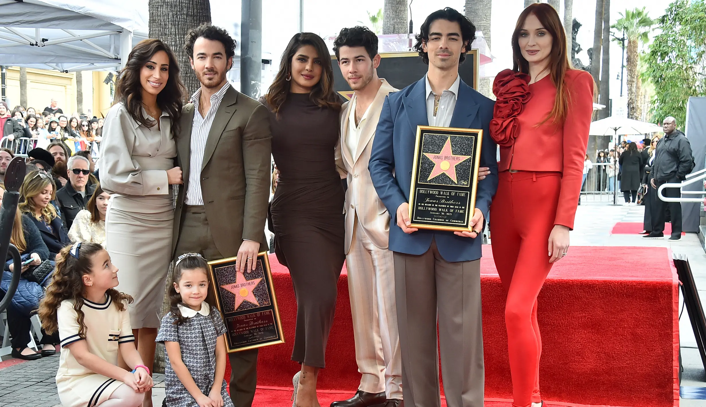 Jonas Brothers Raih Bintang ke-2745 di Hollywood Walk of Fame - Foto ...