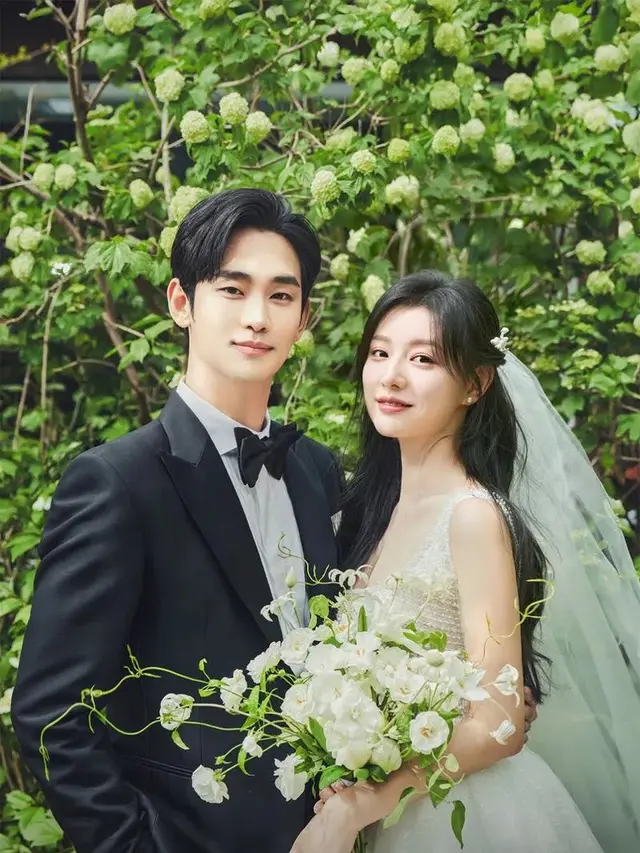 Pesona Kim Ji Won Kenakan Gaun Pengantin Putih